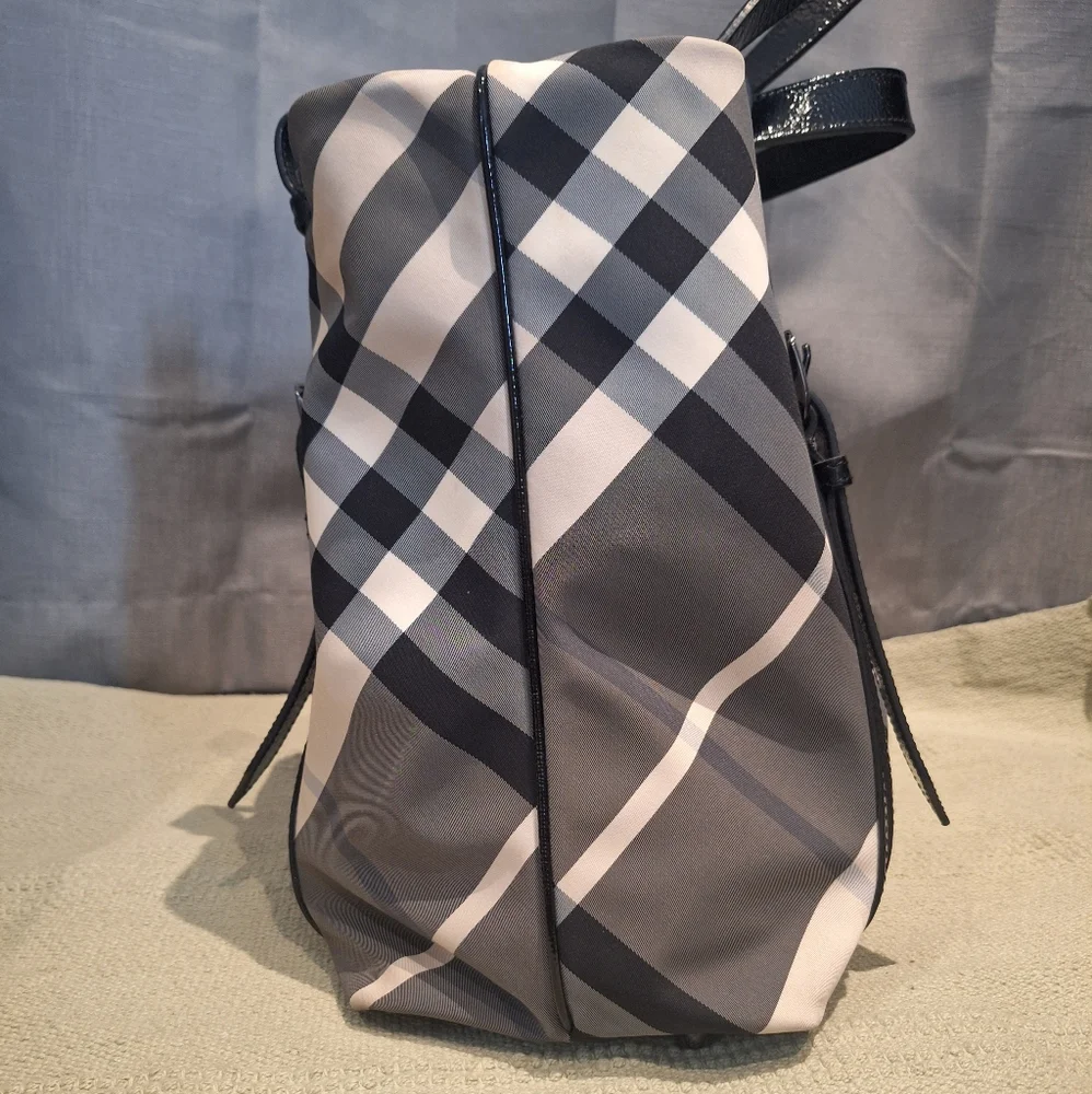 Burberry Victoria Black And White Nova Check Tote/bag